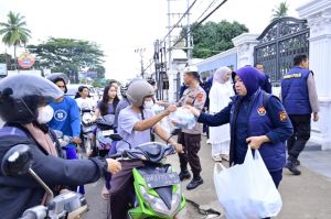 Humas Polda Jambi Bagikan Takjil Gratis ke Masyarakat