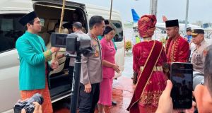 Tiba di Jambi, Kapolda Jambi Irjen Krisno H Siregar dan Istri Langsung Ikuti Tradisi Penyambutan
