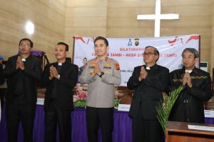 Pererat Hubungan Antar Tokoh Agama, Kapolda Jambi Sambangi Gereja HKBP