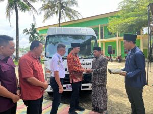 Akhiri Reses, Edi Purwanto Serahkan Bus Sekolah ke Pesantren di Singkut