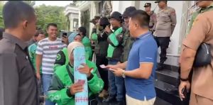 Sarwani Sambut Aspirasi Ojol di Gedung DPRD Jambi - Bagikan Segepok Uang : Ini Pribadi Saya