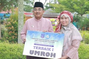 Hardiknas, Bupati Tanjab Barat Beri Penghargaan Hadiah Guru Berprestasi