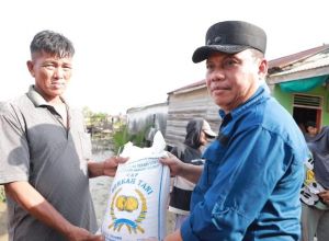 Wabup Katamso Serahkan Bantuan Korban Kebakaran Kampung Nelayan