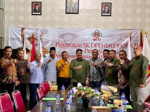 Salam Tani Makmur ! SAH Serahkan SK Pengurus HKTI Kabupaten Kota se Provinsi Jambi