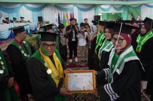 Ratusan Mahasiswa UIN-STS Jambi di Wisuda, Pesan Rektor Ke Alumi: Tundukkan Hati, Ingat Orang Tua
