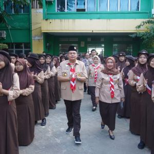 Apel Serentak Pramuka Goes To School, Ketua Kwarcab Kota Jambi KFA Jadi Pembina Upacara di SMPN 7