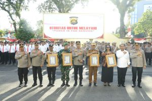 Kapolda Jambi Beri Penghargaan ke-4 Tokoh Dibalik Keberhasilan Program Kampung  Anti Narkoba