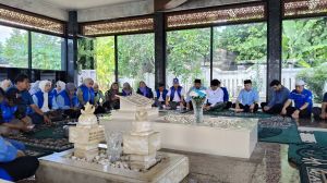 Pengurus DPW PAN Provinsi Jambi Ziarah ke Makam Zulkifli Nurdin - Usman Karim 