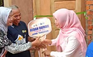Potong Pita Bedah Rumah di Muaro Jambi, Hesti : Bismillah, Semoga Makin Kencang Ibadahnya