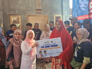 Penyerahan Bantuan Bedah Rumah Berlangsung di Dua Lokasi, PUPR : Alhamdulilah, Bulan Depan Selesai 