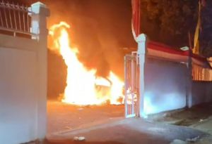 8 Orang Wartawan Nyaris Jadi Korban Tindakan Anarkis, 1 Unit Mobil Pimpred Media di Jambi Dibakar