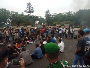 Ketua DPRD Provinsi Jambi terima masa aksi serap aspirasi melalui dialog 