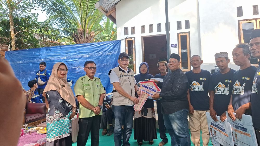 Foto : Kabid Perkim Ariesto Harun Wijaya Diminta Foto oleh Penerima Manfaat, Karena Anak Kunci Rumah Luput Diserahkan Secara Simbolis.