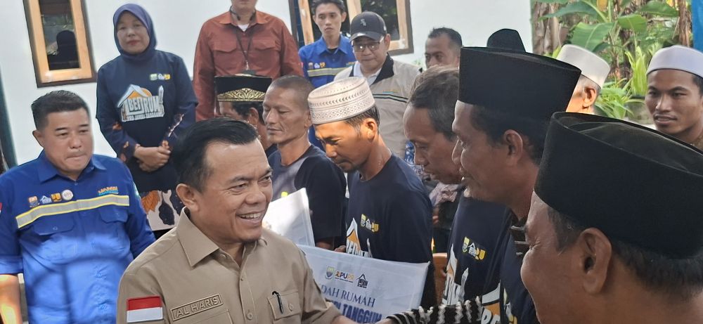 Gubernur Jambi Al Haris Secara Simbolis Menyerahkan Bantuan Bedah Rumah di Desa Batin, Kec Bajubang, Kabupaten Batanghari.