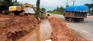 UPTD WDP PUPR Gali Saluran Buntu di Ruas Jalan Sungai Duren - Ness 