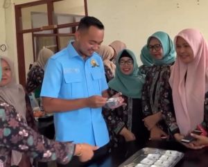 Anggota DPRD Provinsi Beri Bantuan Alat Masak ke Pelaku UMKM Kota Jambi