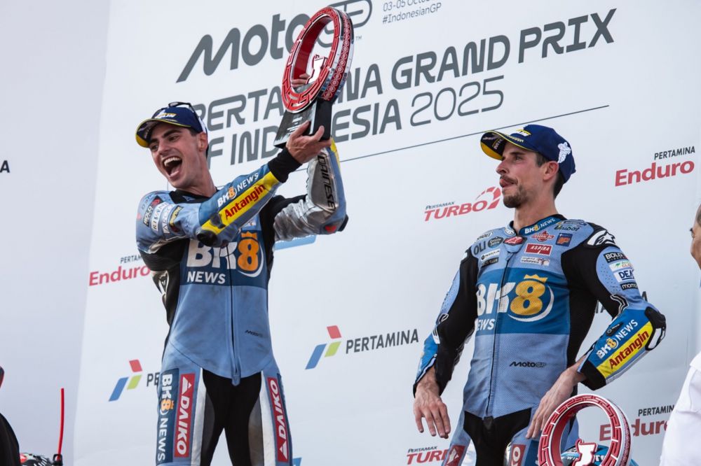 Foto : Fermín Aldeguer di sebelah kiri dan Álex Márquez di sebelah kanan, di podium di Mandalika. Foto milik BK8 Gresini Racing MotoGP.