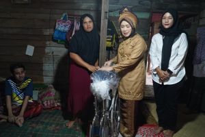 Hesti Haris Beri Kursi Roda - Dampingi Terapi Pengobatan Warga  Muaro Jambi