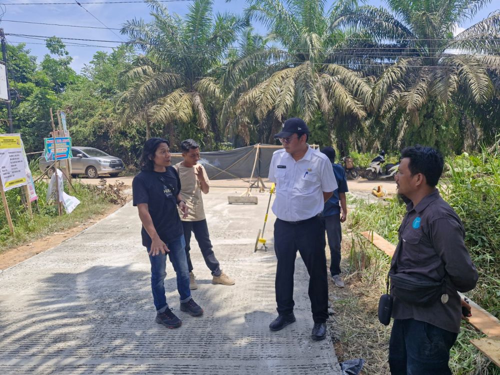 Foto : Kabid Perkim PUPR Provinsi Jambi Ariesto Harun Wijaya Saat Mengecek Langsung Jaling di Pematang Gajah.