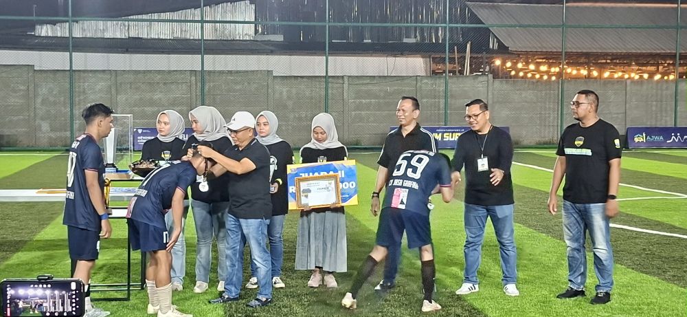 Foto : Plt Kadinkes Jambi Saat Mengalungkan Medali ke Para Juara Mini Soccer.