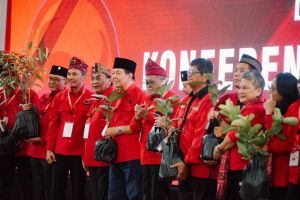 Tak Terduga Kerasnya! Ini Pesan Mendalam Hadiah Bibit Pohon Megawati di Konferda PDI-P Jambi