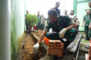 Danrem Letakan Batu Pertama Rehab Masjid At Taqwa Korem 042/Gapu