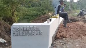 Bukan Pujian : Warga Pematang Gajah Bangun Jembatan 'JANJI MANIS' dengan Swadaya