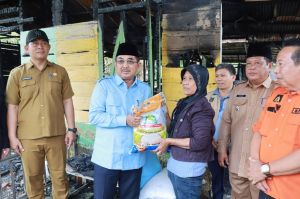 Bupati Tanjab Barat Salurkan Bantuan untuk 918 KK Terdampak Banjir di Empat Kecamatan