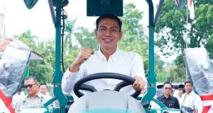 Bupati Fadhil Arief Serahkan Bantuan Alsintan kepada Brigade Pangan 2026