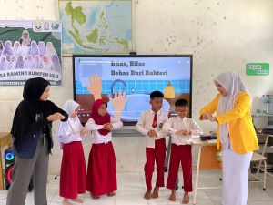Belajar Jadi Happy! Siswa SDN 139 Muaro Jambi Seru-seruan Praktik 'Cuci Tangan Ceria' Bareng KKN UBR