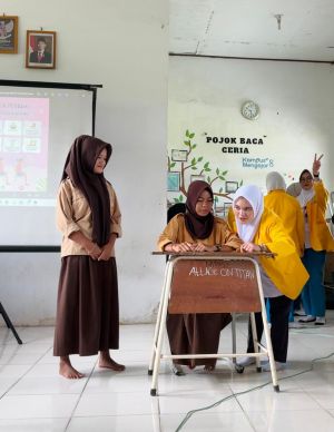 Tim Fisioterapi UBR Bekali Siswa SMPN 42 Muaro Jambi Edukasi Ergonomi