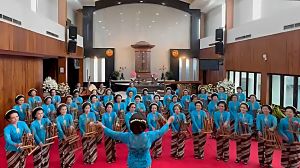 Nenek 83 Tahun Berkompetisi di Pasanggiri Angklung AHM