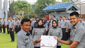 Apel Perdana Pasca Lebaran 2026, Kakanwil Kemenkum Jambi Beri Penghargaan Pegawai Teladan