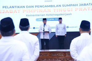 Menaker Lantik 12 Pejabat: Layanan Publik Harus Jadi Prioritas