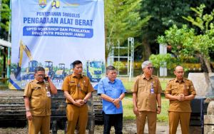 Optimalkan Penanganan Jalan, Dinas PUTR Provinsi Jambi Serahkan Alat Berat Baru TA 2026