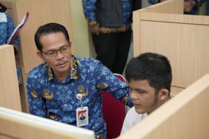 Sentuhan Hangat Rektor UNJA, Prof Helmi Pastikan Mimpi Hafiyan dan Rahmad Tak Terhalang Keterbatasan