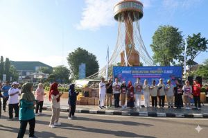 Ratusan Massa Ikuti Senam Massal Semarak Hari Kekayaan Intelektual Sedunia di Tugu Keris