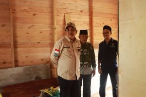 Bupati Tanjab Barat Tinjau Rumah Warga Program Bedah Rumah BAZNAS