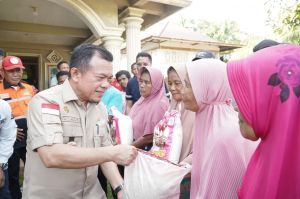 Sambangi Korban Banjir di Selango, Al Haris Turunkan Bantuan Satu Ton Beras