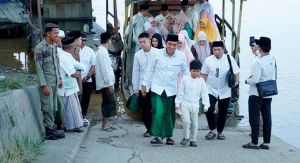 Bupati Fadhil Arief Sholat Iduladha di Desa Terusan dan Serahkan Sapi Kurban dari Presiden