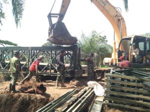 Kodim 0415/Jambi Bersama Satuan Jajaran Pulihkan Akses Penghubung Dua Kecamatan di Batang Hari