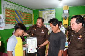 Datangi Madrasah Ibtidiyah Nurul Hikmah, Kajati Jambi Lunasi Tunggakan Biaya Dua Orang Siswa