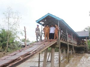 Gerak Cepat, Bupati Anwar Sadat Tinjau Dermaga Apung Ambruk di Tanjung Senjulang
