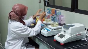 Gak Nyangka! Di Tangan Dosen UNJA, Tanaman Pinggir Jalan Disulap Jadi Serum Anti-Aging Kelas Dunia!
