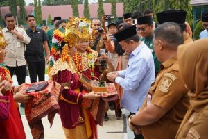 Gubernur Al Haris Apresiasi Penyerahan Murid Baru Secara Adat Melayu Jambi di SMA Negeri 1 Muaro Jam