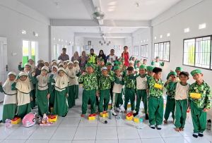 Tanamkan Budaya #Cari_Aman Sejak Dini, Sinsen Bagikan Helm di Hari Anak Nasional 2026