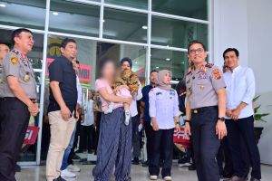 Bayi Usia 8 Bulan yang Diduga Dijual Ayahnya Diselamatkan, Kini Diserahkan Polda Jambi ke Ibunya