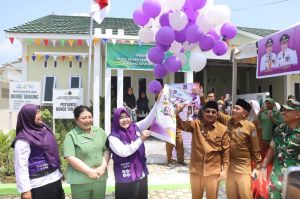 Bupati Tanjab Barat Dampingi Ketua Tim Pembina Posyandu Launching Posyandu 6 SPM