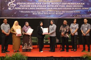 Fasilitasi Hak Cipta, Kanwil Kemenkum Jambi Serahkan Empat Surat Pencatatan Ciptaan kepada Pencipta 