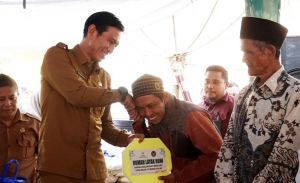 Bupati Fadhil Arief Serahkan Rumah Layak Huni BAZNAS di Simpang Terusan